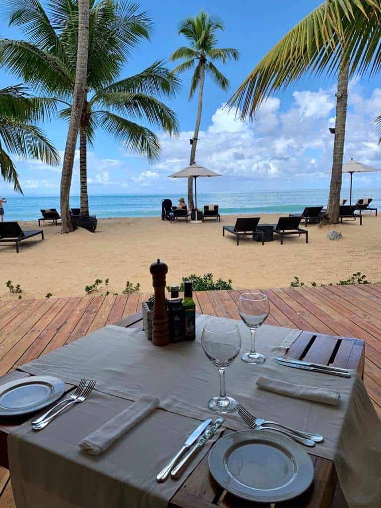 table romantique sur plage aux Caraïbes