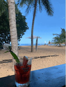 Voyage aux Caraïbes cocktail sur la plage 