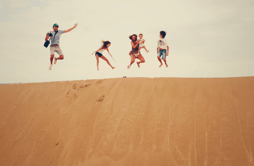 agence de voyage mystère - voyage surprise en famille sur des dunes